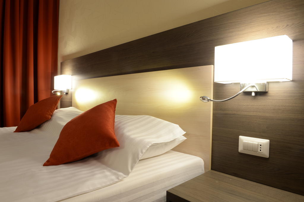 Hotel Galaxy Dumbravita  Værelse billede