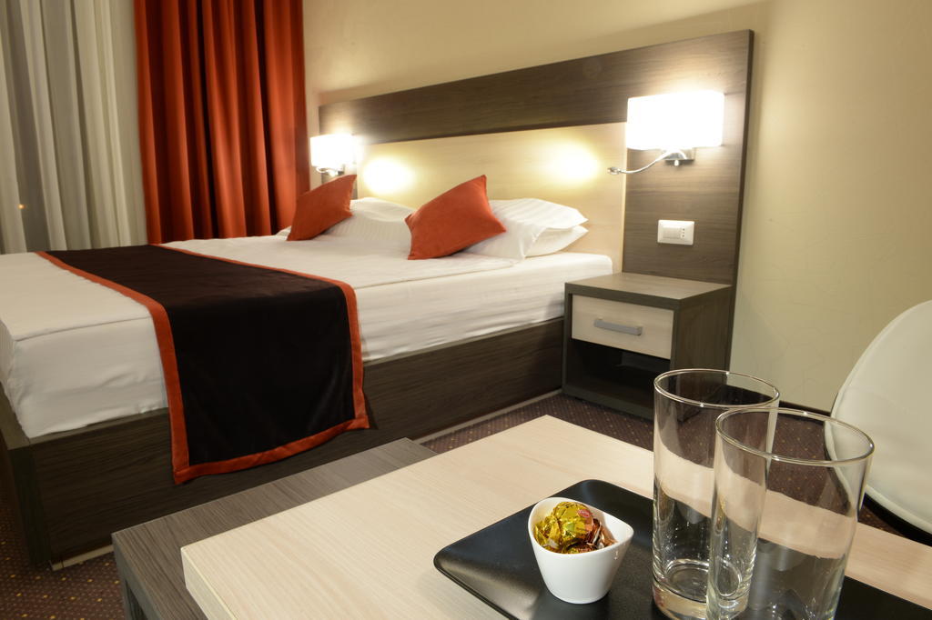 Hotel Galaxy Dumbravita  Værelse billede