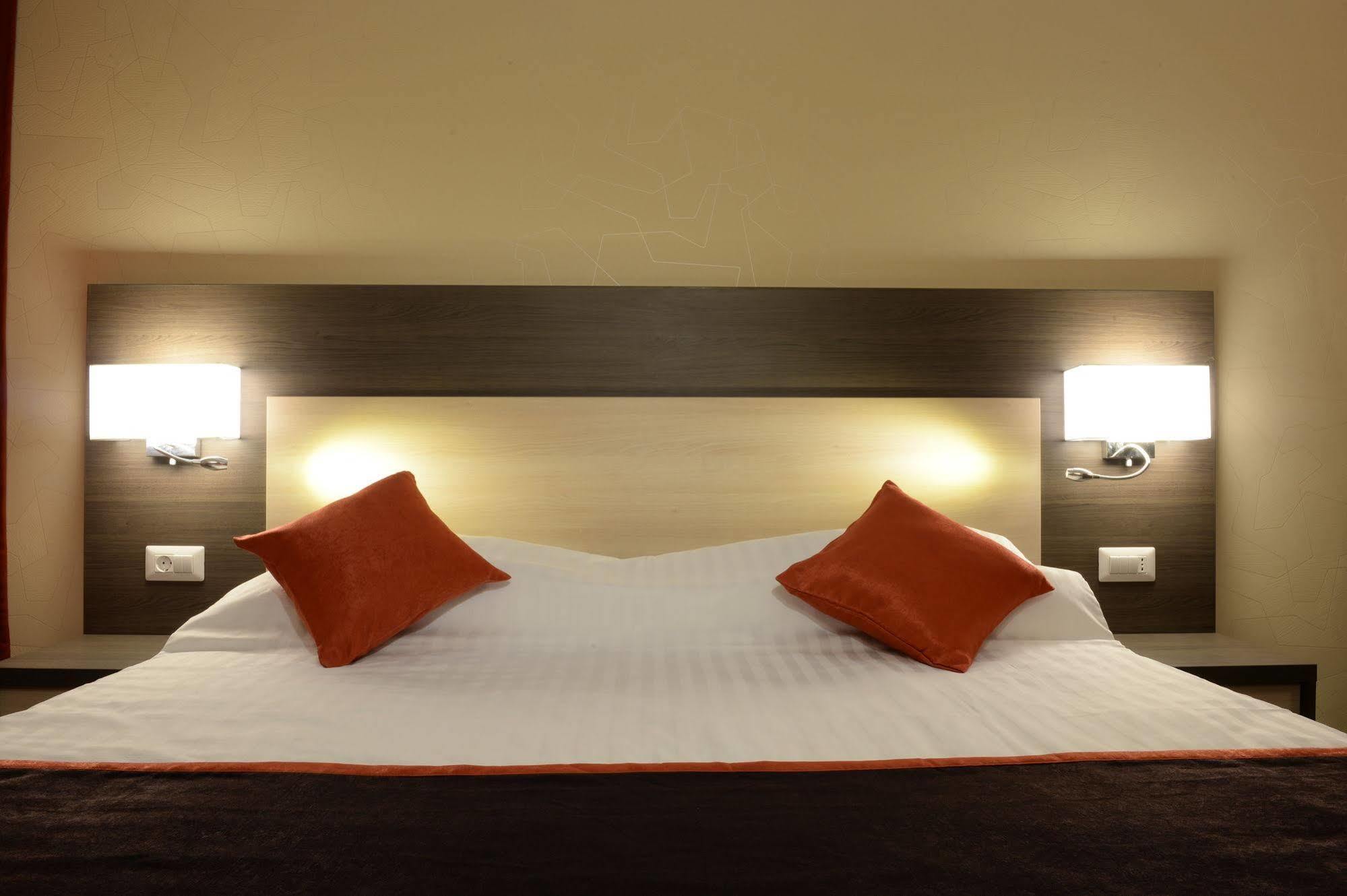 Hotel Galaxy Dumbravita  Eksteriør billede